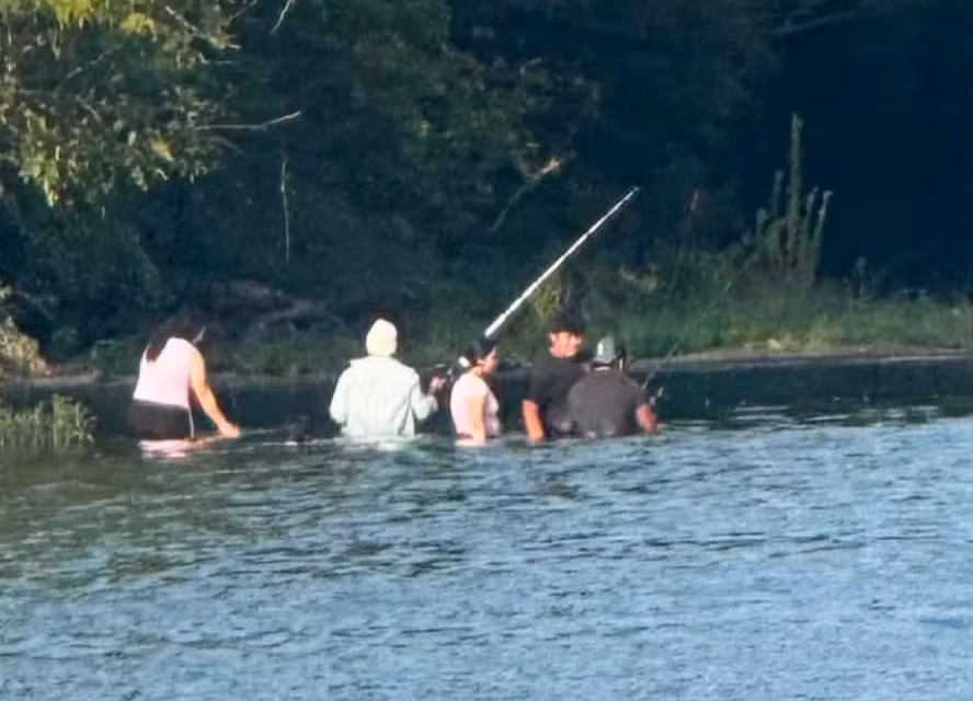 Última foto mostra cinco pescadores minutos antes de morrerem afogados em rio Imagem por um pastor mostra o grupo pescando antes da tragédia