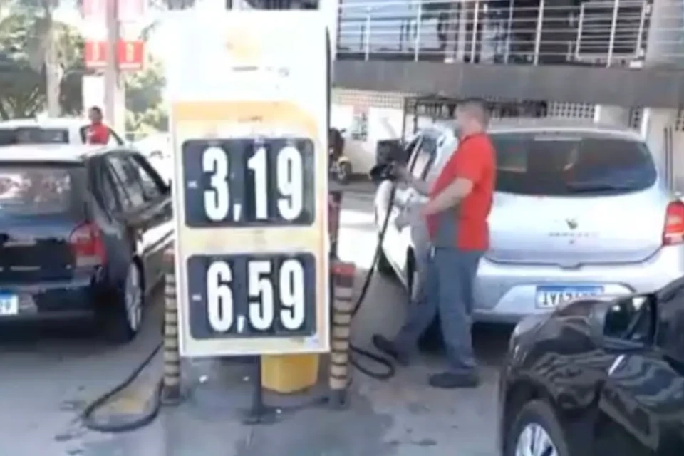 Posto no Setor São José vende etanol a R$ 3,19 e gera filas de motoristas em Goiânia (Foto: Reprodução TV Anhanguera)