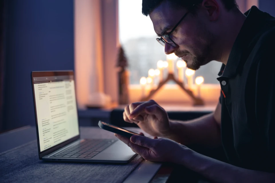 Homem faz pesquisas no notebook e no celular ao mesmo tempo (Foto: Magnific/reprodução)