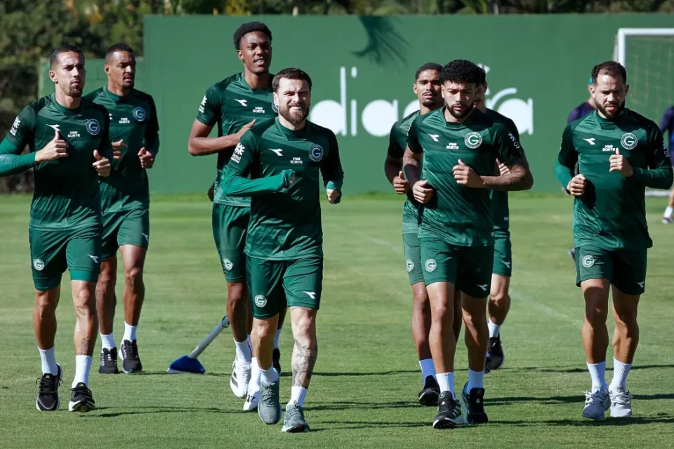 Jogadores do Goiás durante treino no CT