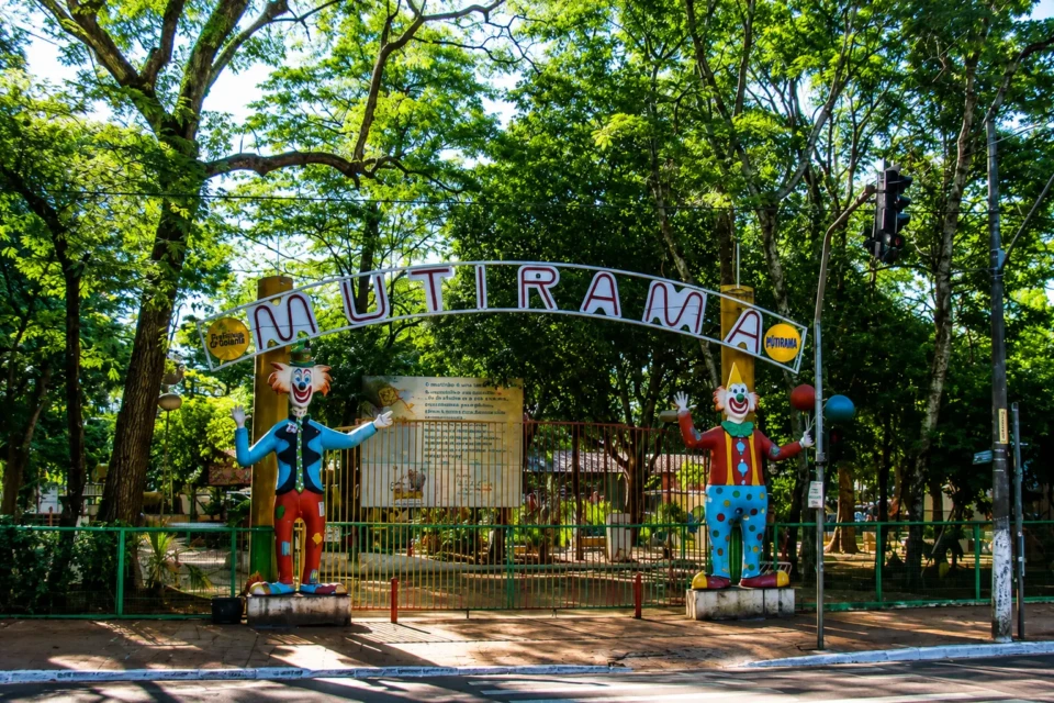 Entrada do Parque Mutirama, um dos principais símbolos do lazer público e da memória afetiva de Goiânia. A Prefeitura anunciou o projeto de criação de Mini Mutiramas para ampliar o acesso a parques de diversão em diferentes regiões da capital. (Reprodução/Dandream)