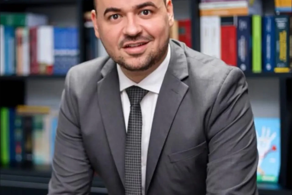 O advogado criminalista e professor de Processo Penal Alan Cabral Jr. concedeu entrevista exclusiva ao Mais Goiás sobre os impactos do projeto de lei que criminaliza o registro e o compartilhamento de imagens de vítimas de acidentes, crimes e pessoas mortas.
Crédito: Divulgação.