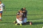 Jogadores do Tupy comemoram o gol da vitória sobre o Trindade, marcado por Suéliton