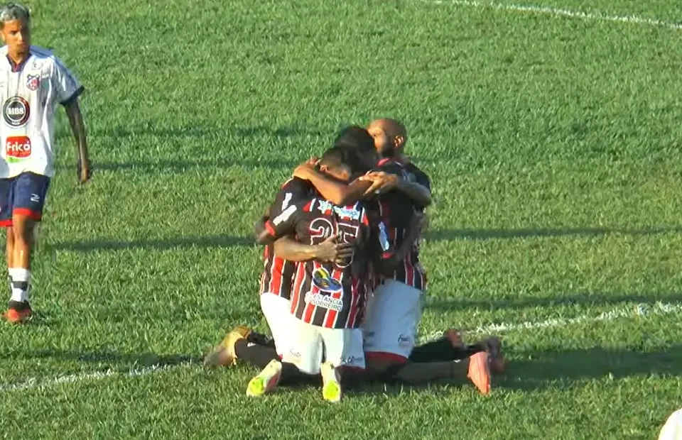 Jogadores do Tupy comemoram o gol da vitória sobre o Trindade, marcado por Suéliton