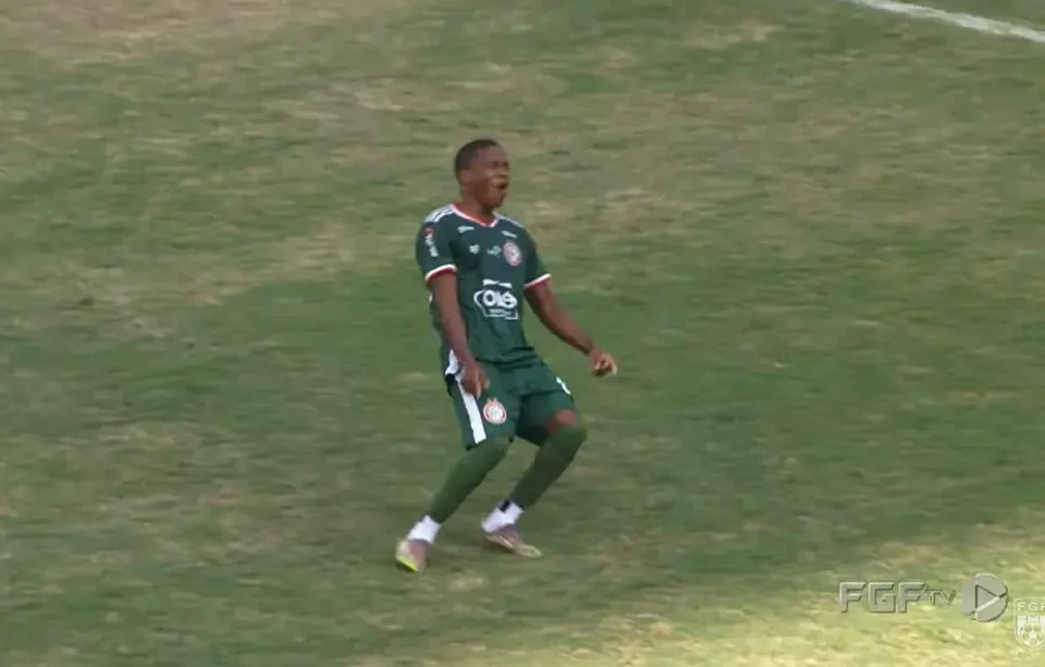 Lopes comemora gol do Morrinhos
