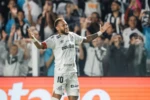 Neymar comemora gol pelo Santos após 76 dias