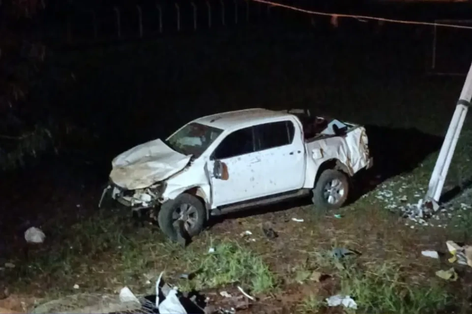Caminhonete ficou destruída - ((Foto: reprodução/Corpo de Bombeiros)