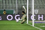 Goiás cria mais, mas perde pênalti e empata com o América-MG no primeiro tempo