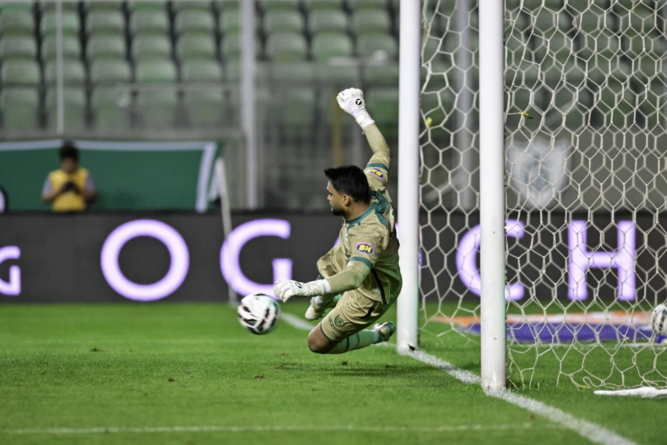 Goiás cria mais, mas perde pênalti e empata com o América-MG no primeiro tempo