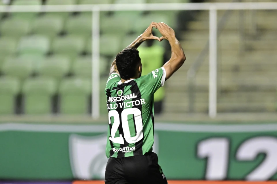 Gol de Paulo Victor coloca o América-MG na frente do Goiás pela Série B