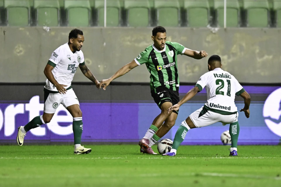 Goiás desperdiça chances, perde para o América-MG e segue com 29 pontos na Série B