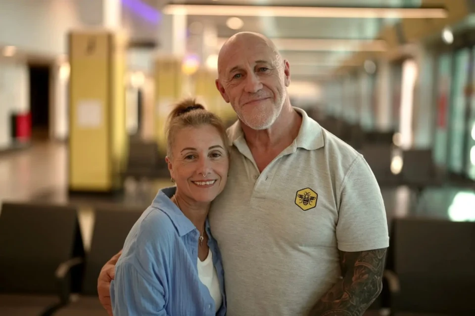 Colegas de trabalho amigos descobrem que são irmãos biológicos após anos de amizade Dave Green e Andrea Urmston descobriram que são irmãos
