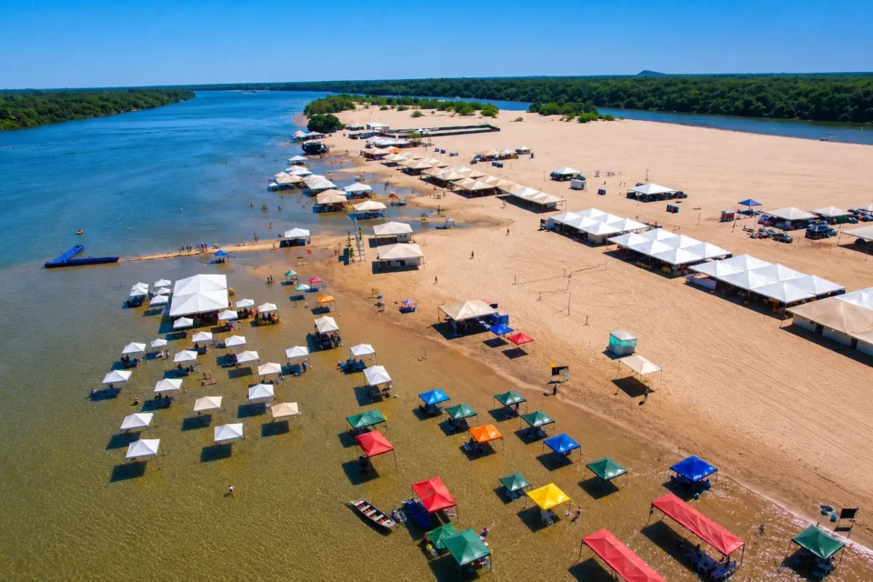 Vista aérea da Praia da Tartaruga, um dos principais destinos turísticos do sul do Tocantins, onde ocorreu a ocorrência envolvendo um policial militar de Goiás. Foto: Divulgação/Governo do Tocantins.
