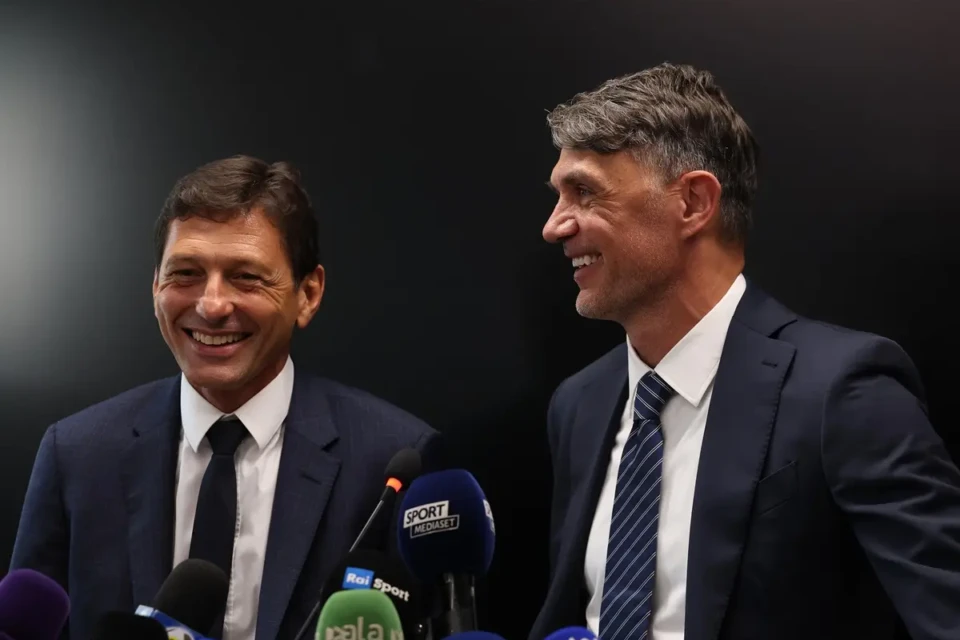 Leonardo (e) e Maldini (d) durante coletiva na seleção da Itália