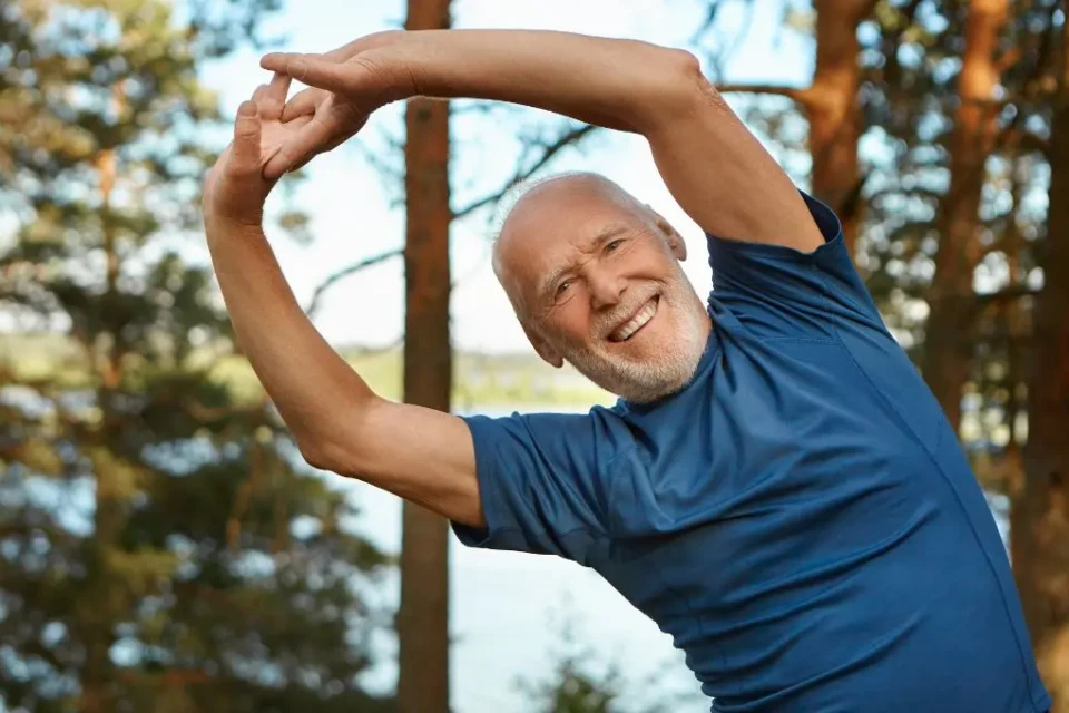 Exercícios simples ajudam a evitar com que idosos sofram quedas (Foto: Magnific)