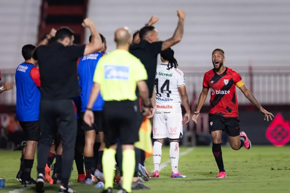 Atlético vence o Operário no Antônio Accioly