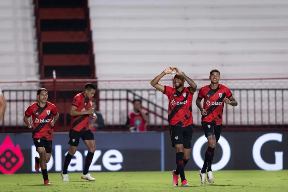 Atlético vence o Operário no Antônio Accioly