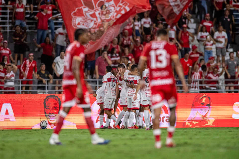 Vila Nova sofre apagão no primeiro tempo diante do CRB