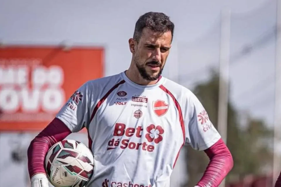 "Faltou maturidade", diz Helton Leite após derrota do Vila