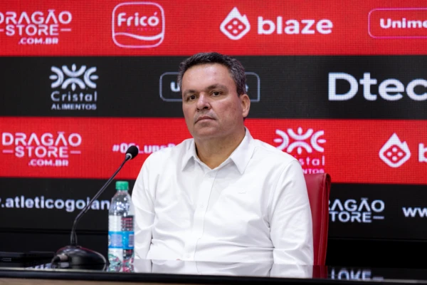 Adson Batista pede desculpas para torcedor barrado no Accioly com short verde