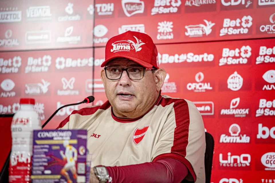 O técnico Guto Ferreira