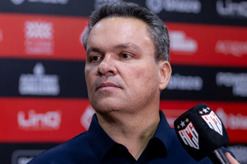 Adson Batista tranquiliza torcida sobre transfer ban do Atlético