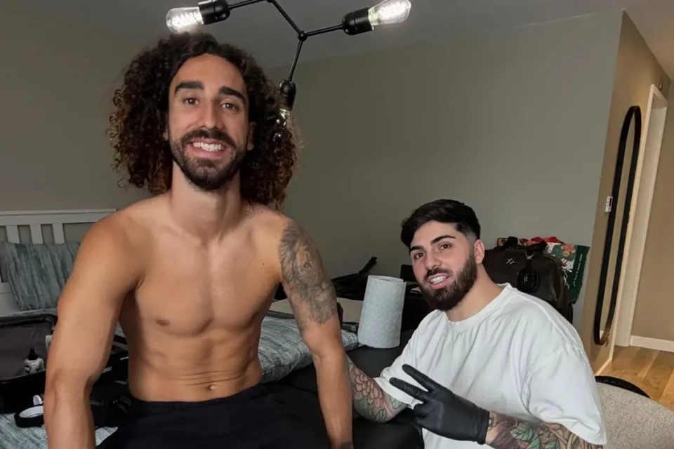 Cucurella em estúdio de tatuagem