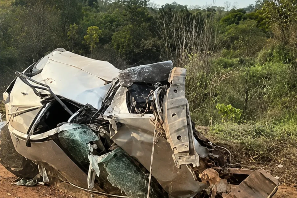 O carro conduzido pelo ilustrador ficou completamente destruído após o acidente. Apesar da violência da colisão, as circunstâncias do ocorrido são apuradas pelas autoridades. Foto: Reprodução