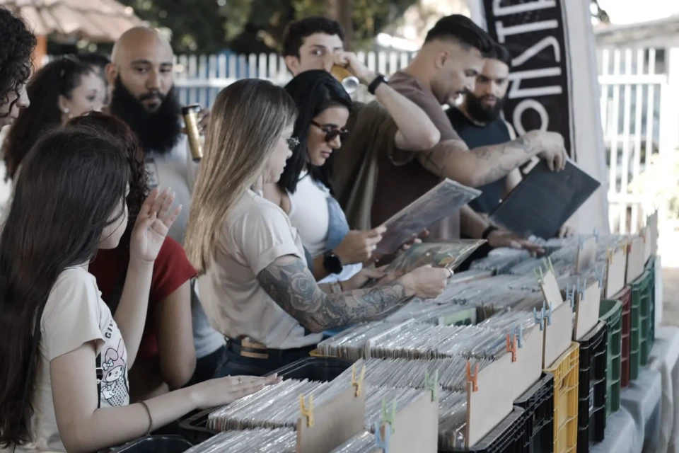 Vinillândia reúne feira de discos, DJs e cultura pop neste sábado em Goiânia