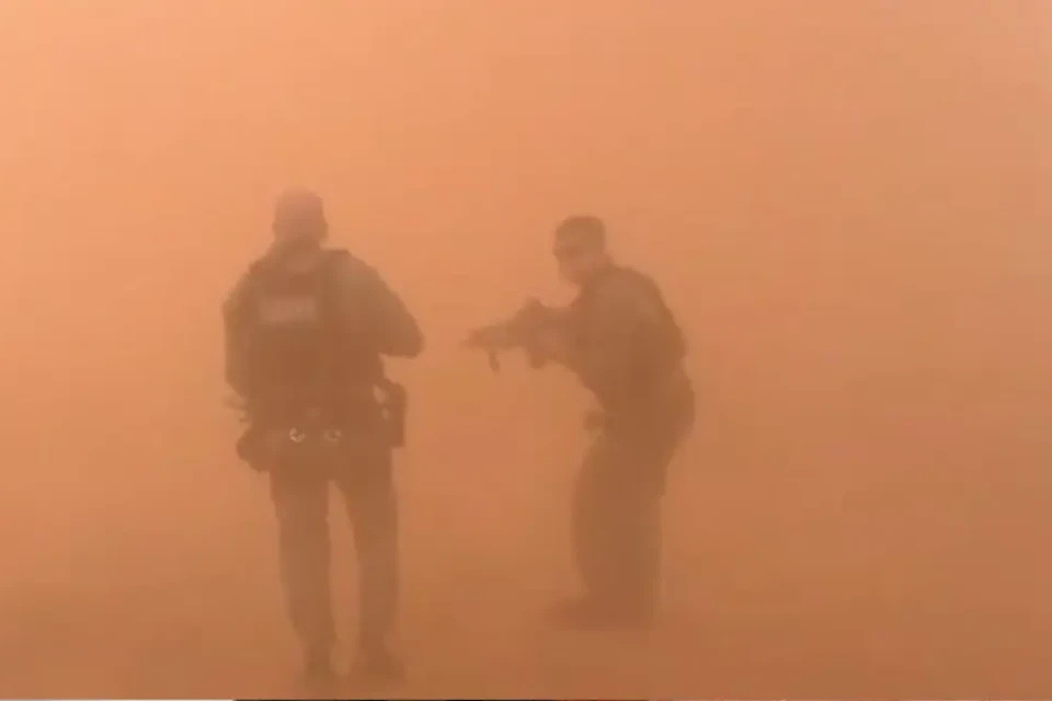 Policiais fazendo buscas - (Foto? reprodução/PM)