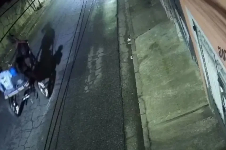 Mulher é assaltada por homens em charrete em SP: "Me senti em outro século"; vídeo Crime foi registrado por câmeras de segurança