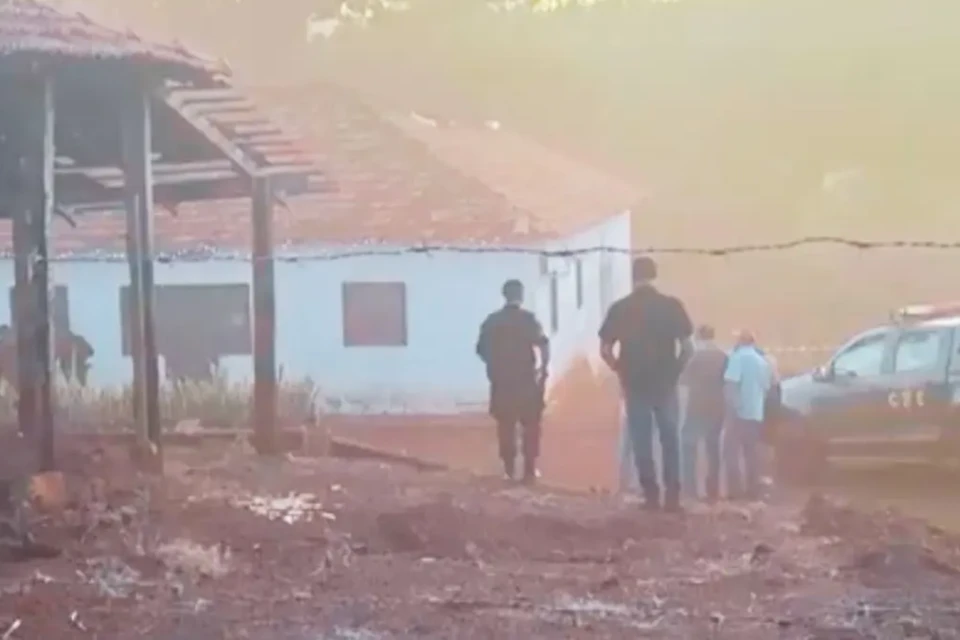 Polícia faz perícia no rancho em Goiatuba onde Jainy Chaves, Nathan Campos e Beatriz Soares foram assassinados a tiros por Leonardo Araújo (Foto: Reprodução TV Anhanguera)