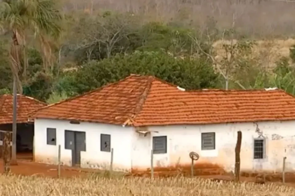 Rancho em Goiatuba onde Leonardo Araújo matou a tiros a namorada Jainy Chaves e os amigos dela: Nathan Campos e Beatriz Soares (Foto: Reprodução TV Anhanguera)