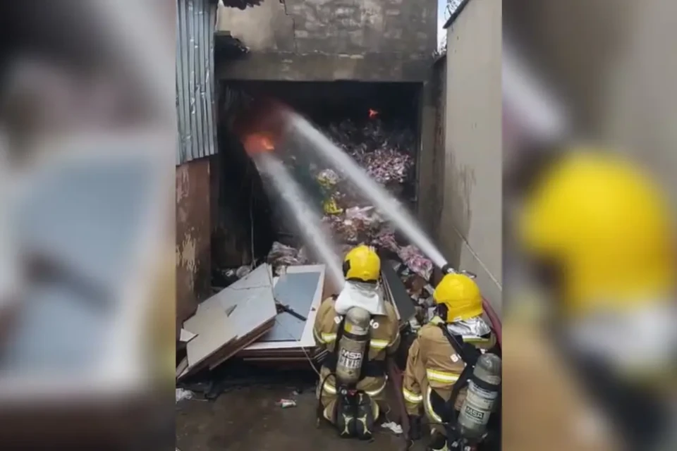 Bombeiros combatem incêndio em depósito de madeira em Goiânia