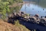 Bombeiros quebram para-brisa e resgatam motorista preso em caminhão submerso na BR-060