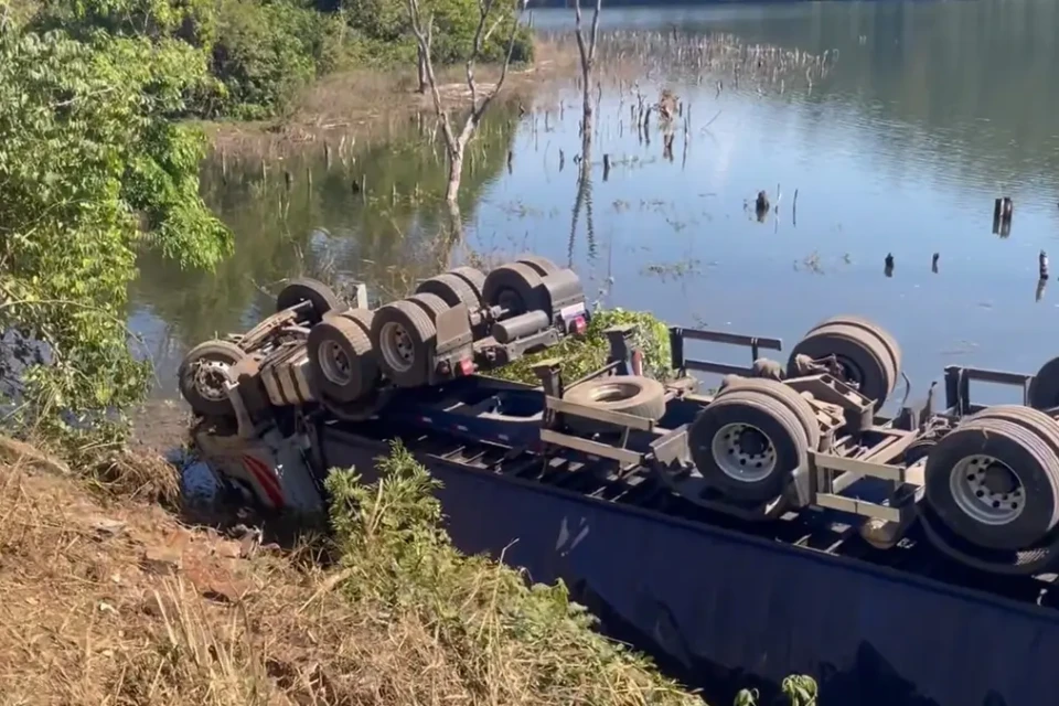 Bombeiros quebram para-brisa e resgatam motorista preso em caminhão submerso na BR-060
