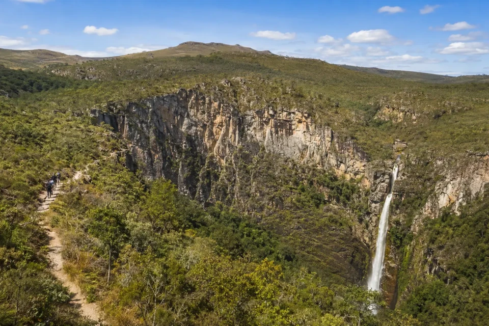 Parque Nacional da Chapada dos Veadeiros integra o plano de expansão da Parquetur, que busca captar R$ 150 milhões no mercado. (Imagem ilustrativa: IA | Edição: Canva)