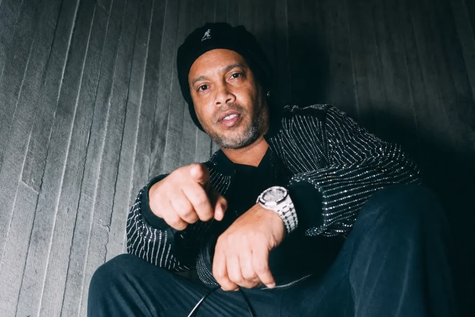 Ronaldinho Gaúcho é mobilizado por fãs em campanha que busca promover um encontro com o BTS e a entrega de camisas da Seleção Brasileira ao grupo sul-coreano. (Foto: Divulgação)