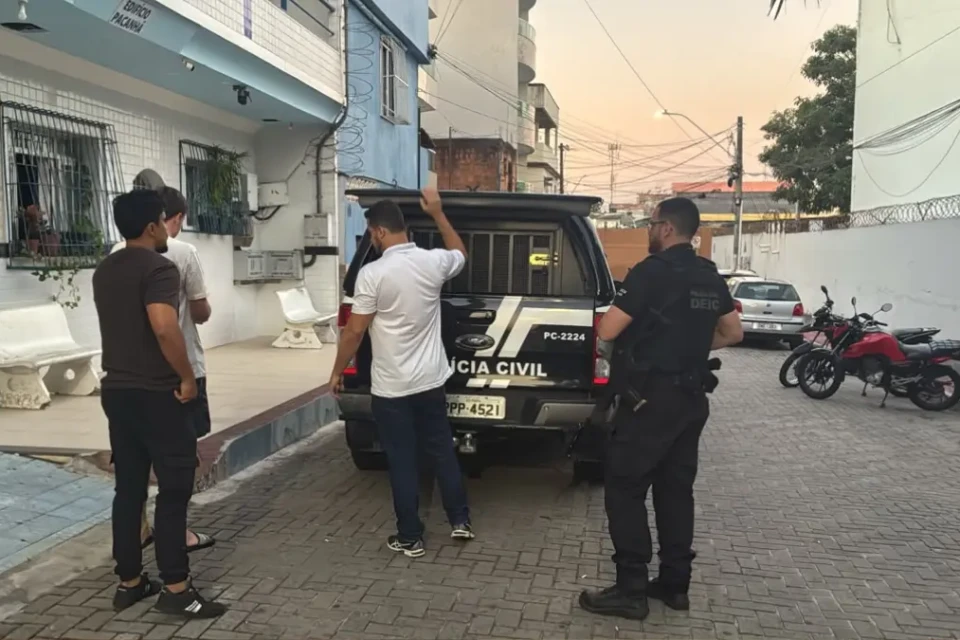 Suspeitos sendo conduzidos - (Foto: reprodução/PC)