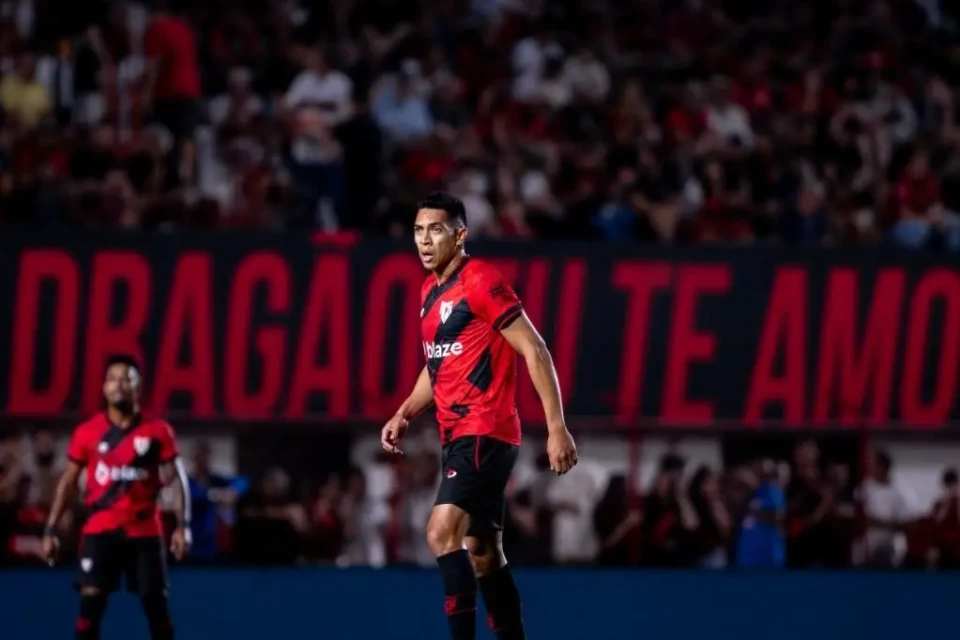 Igor Henrique em jogo do Atlético na Série B