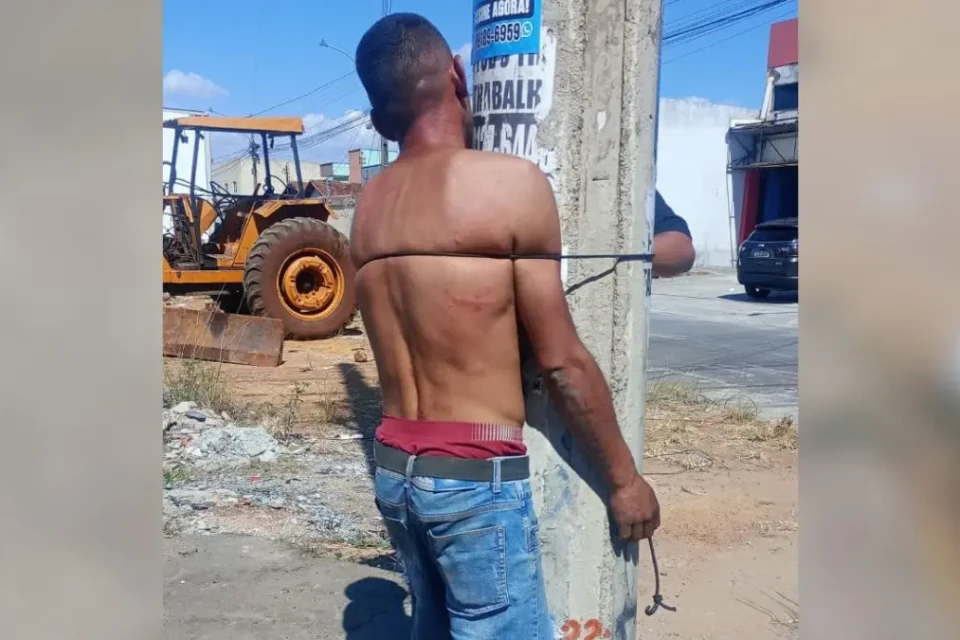 Suspeito de roubar celulares no Setor Garavelo, em Aparecida de Goiânia, foi amarrado a um poste por populares (Foto: Reprodução)