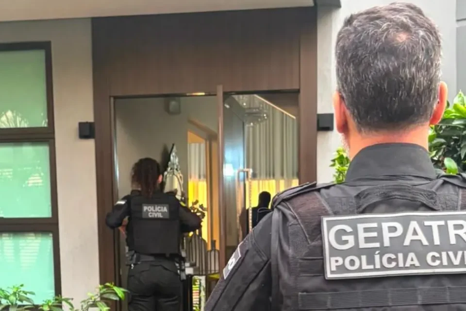 Policiais cumprindo mandados - (Foto; reprodução/PC)