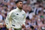 Bruno Guimarães com a camisa do Newcastle