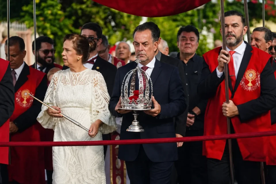 José Adriano Pompeo de Pina Jayme segura a coroa da Festa do Divino Espírito Santo durante celebração em Pirenópolis (Foto: Acervo pessoal)
