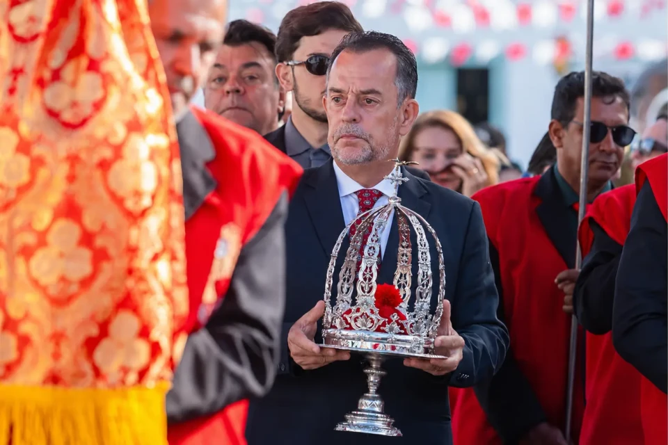 José Adriano, imperador da Festa do Divino de 2026, segura a coroa do Divino em Pirenópolis
