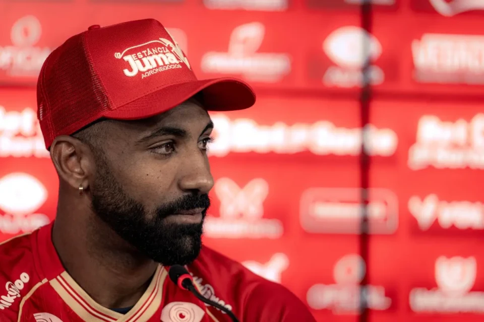 Everton Galdino em apresentação no Vila Nova
