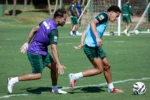 Halerrandrio (direita) treinando no time titular do Goiás