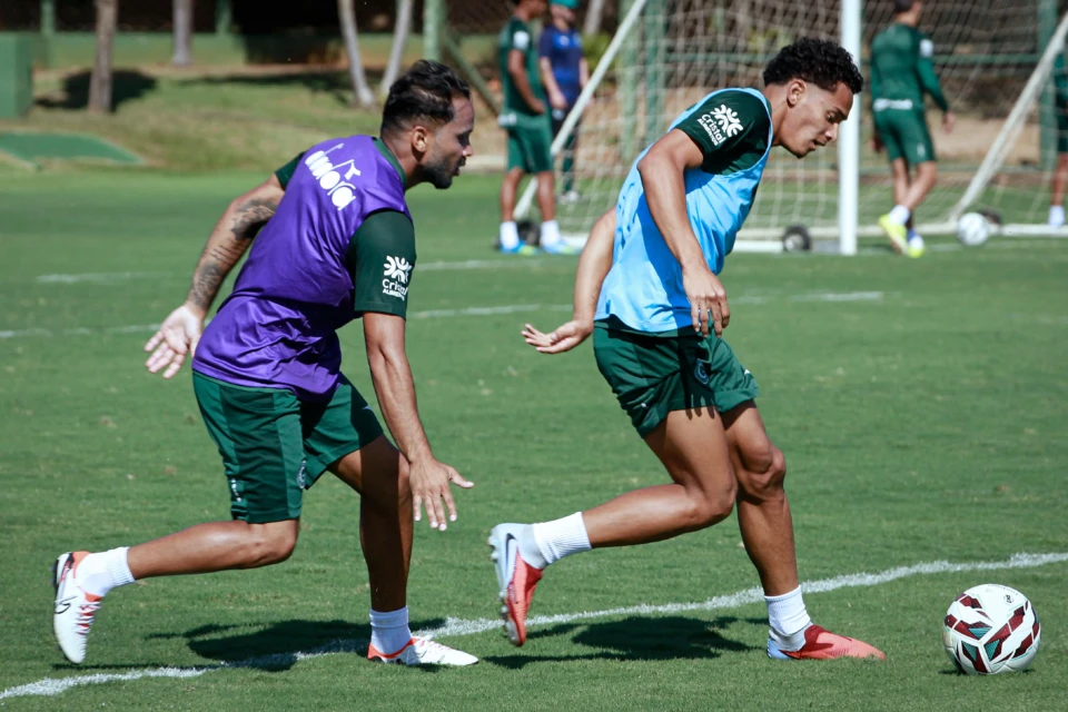 Halerrandrio (direita) treinando no time titular do Goiás