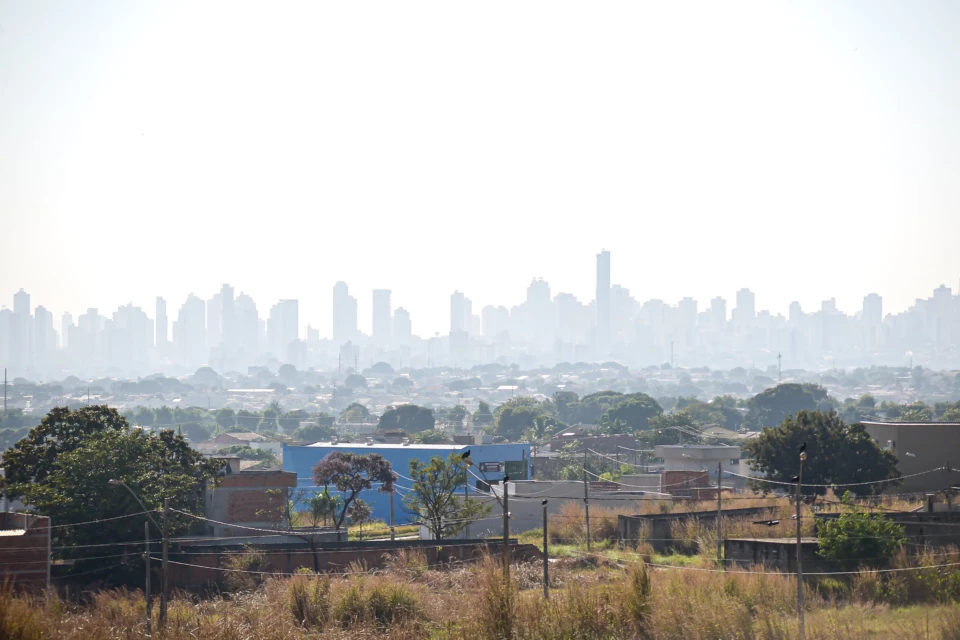 Paisagem de Goiânia durante tempo seco (Foto: Jucimar de Sousa)