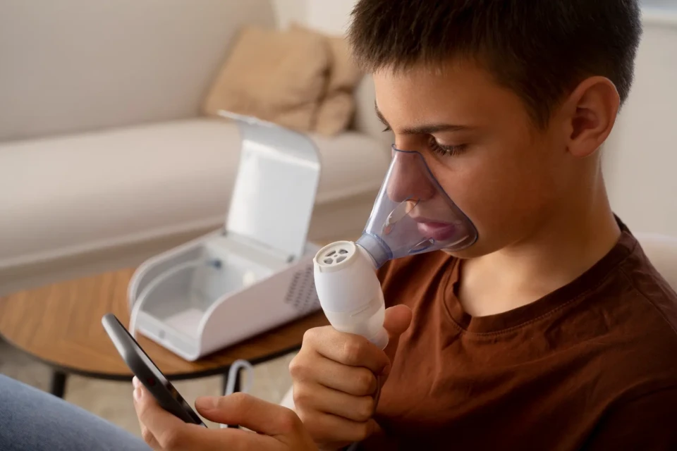 Foto mostra menino com nebulizador (Foto: reprodução/Magnific)